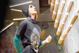 سیمای زنی  در میان جمع*
