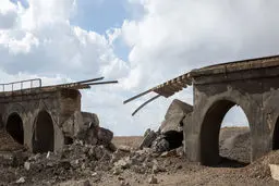 خسارت به پل راه‌آهن قم در حملات آمریکا  و اسرائیل + عکس