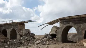 خسارت به پل راه‌آهن قم در حملات آمریکا  و اسرائیل + عکس