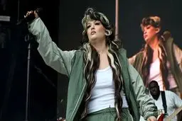 خواننده زن پاپ روی صحنه بیهوش شد!