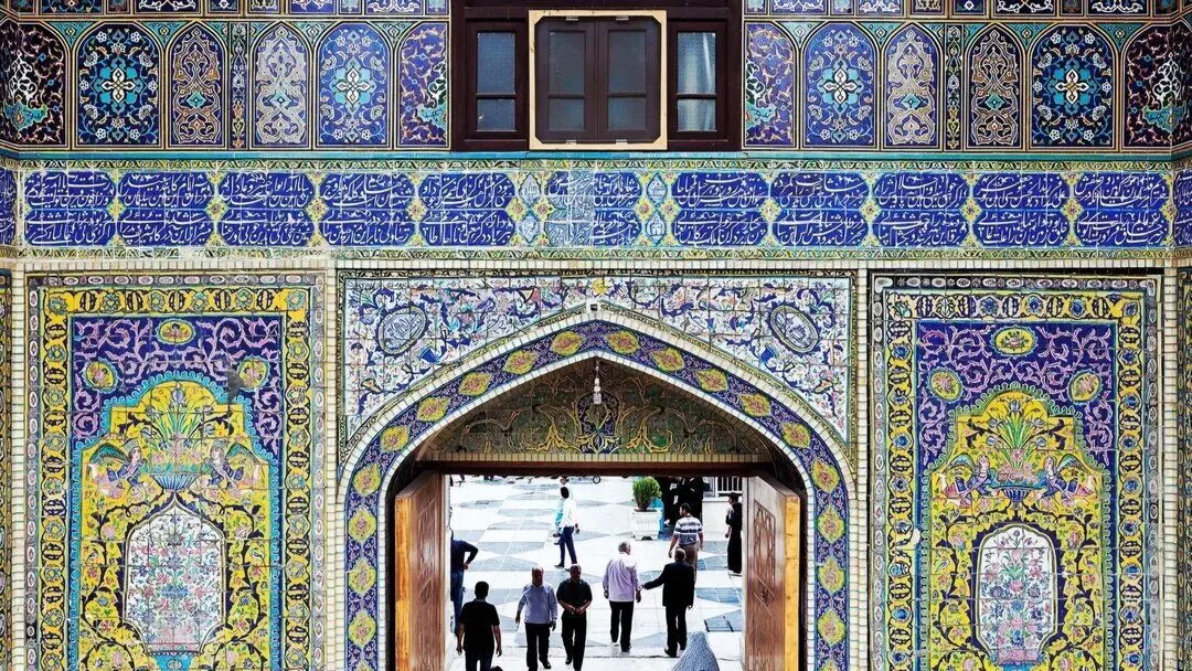 درخواست روزنامه جمهوری از مسئولان برای برخورد با حضور تندروها در حرم امام رضا