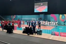 یک دقیقه سکوت به یاد صابر کاظمی پیش از دیدار والیبال تیم‌های ایران و بحرین + ویدیو