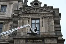 پنجره دردساز «لوور» پشت میله‌ها رفت

