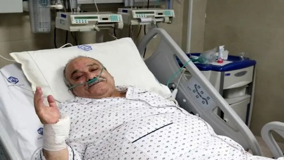 عکس جنجالی قدیمی جواد عزتی و عباس جمشیدی‌فر با محمد کاسبی در بیمارستان 