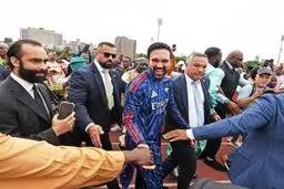 شهردار نیویورک با لباس آرسنال در نماز عید قربان حاضر شد