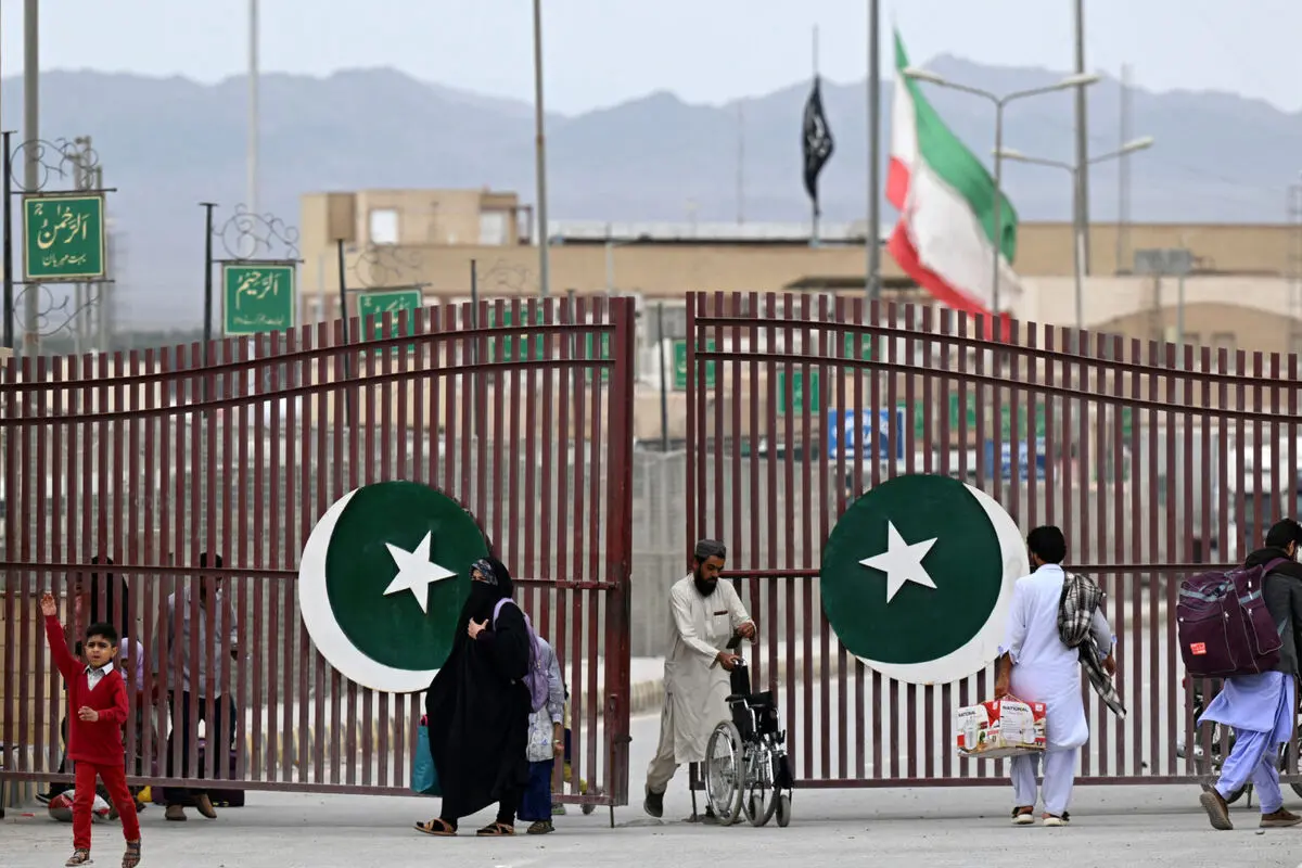 گزارش‌ها از حمله ۲ خودروی انتحاری به گمرک پاکستان در نزدیکی مرز ایران حکایت دارد