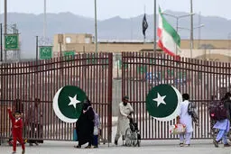 گزارش‌ها از حمله ۲ خودروی انتحاری به گمرک پاکستان در نزدیکی مرز ایران حکایت دارد