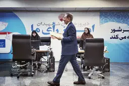 حضور اسحاق جهانگیری در سالن ستاد انتخابات وزارت کشور 