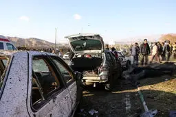آخرین اخبار از حادثه تروریستی کرمان / داعش مسئولیت انفجارها را برعهده گرفت / انفجار اول انتحاری بود / شنیده‌شدن صدای تیراندازی در کرمان / اعلام زمان تشییع‌پیکر شهدا و اسامی جان‌باختگان و مصدومان / علت تغییر آمار شهدا چه بود؟ + ویدئو و تصاویر
