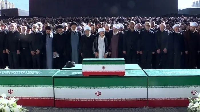 نماز بر پیکر رهبر شهید خوانده شد + عکس