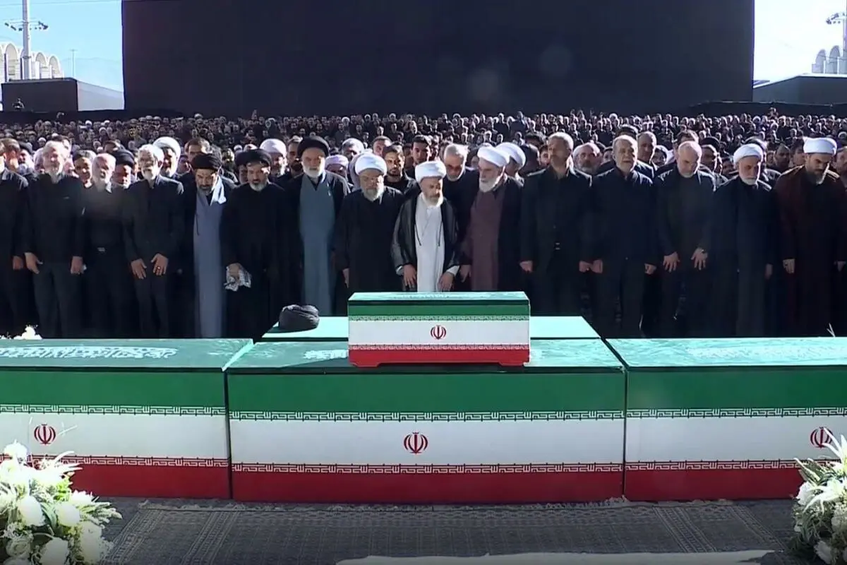 نماز بر پیکر رهبر شهید خوانده شد + عکس