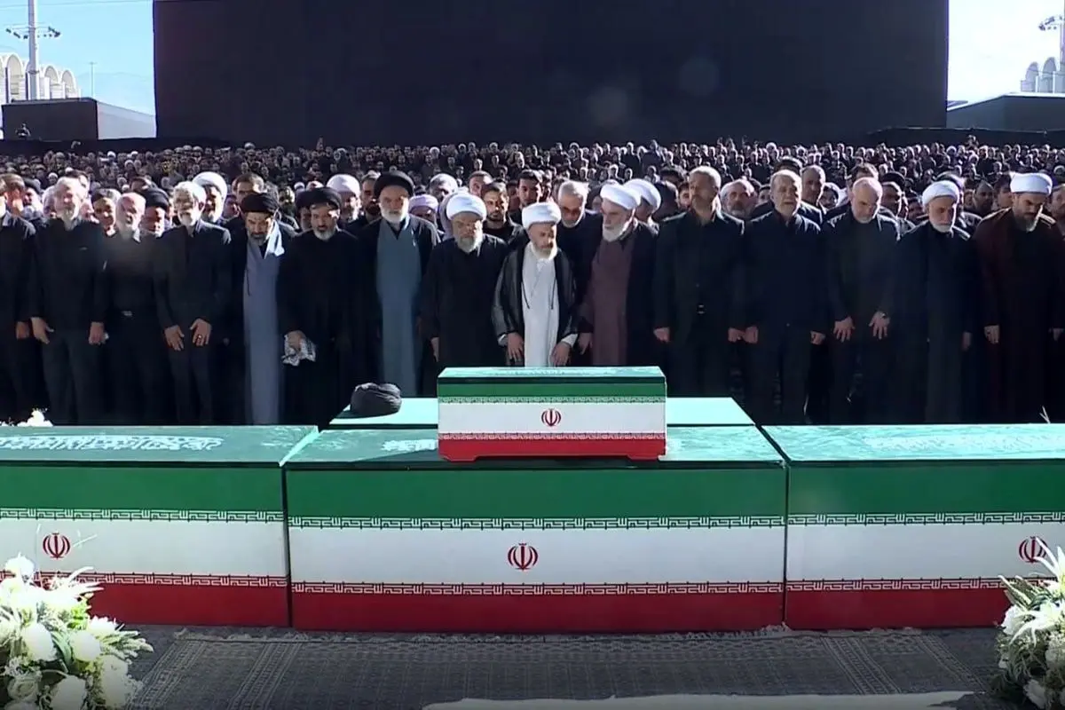 نماز بر پیکر رهبر شهید خوانده شد + عکس