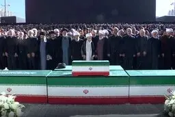 نماز بر پیکر رهبر شهید خوانده شد + عکس