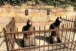 دو مجسمه منفور در چین که هر روز از هزاران نفر کتک می‌خورند

