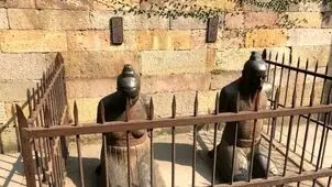 دو مجسمه منفور در چین که هر روز از هزاران نفر کتک می‌خورند

