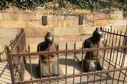 دو مجسمه منفور در چین که هر روز از هزاران نفر کتک می‌خورند

