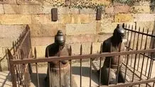 دو مجسمه منفور در چین که هر روز از هزاران نفر کتک می‌خورند

