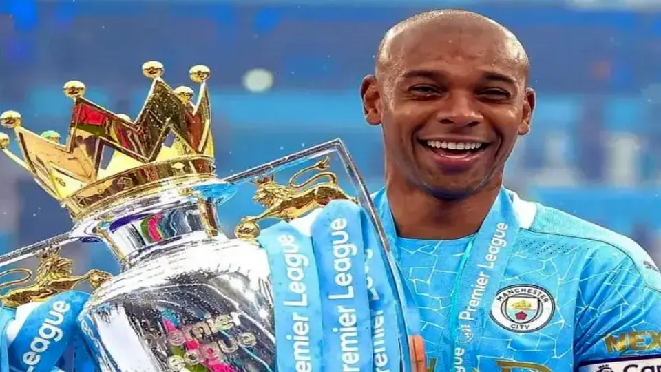 فرناندینیو اسطوره منچستر سیتی از دنیای فوتبال خداحافظی کرد
