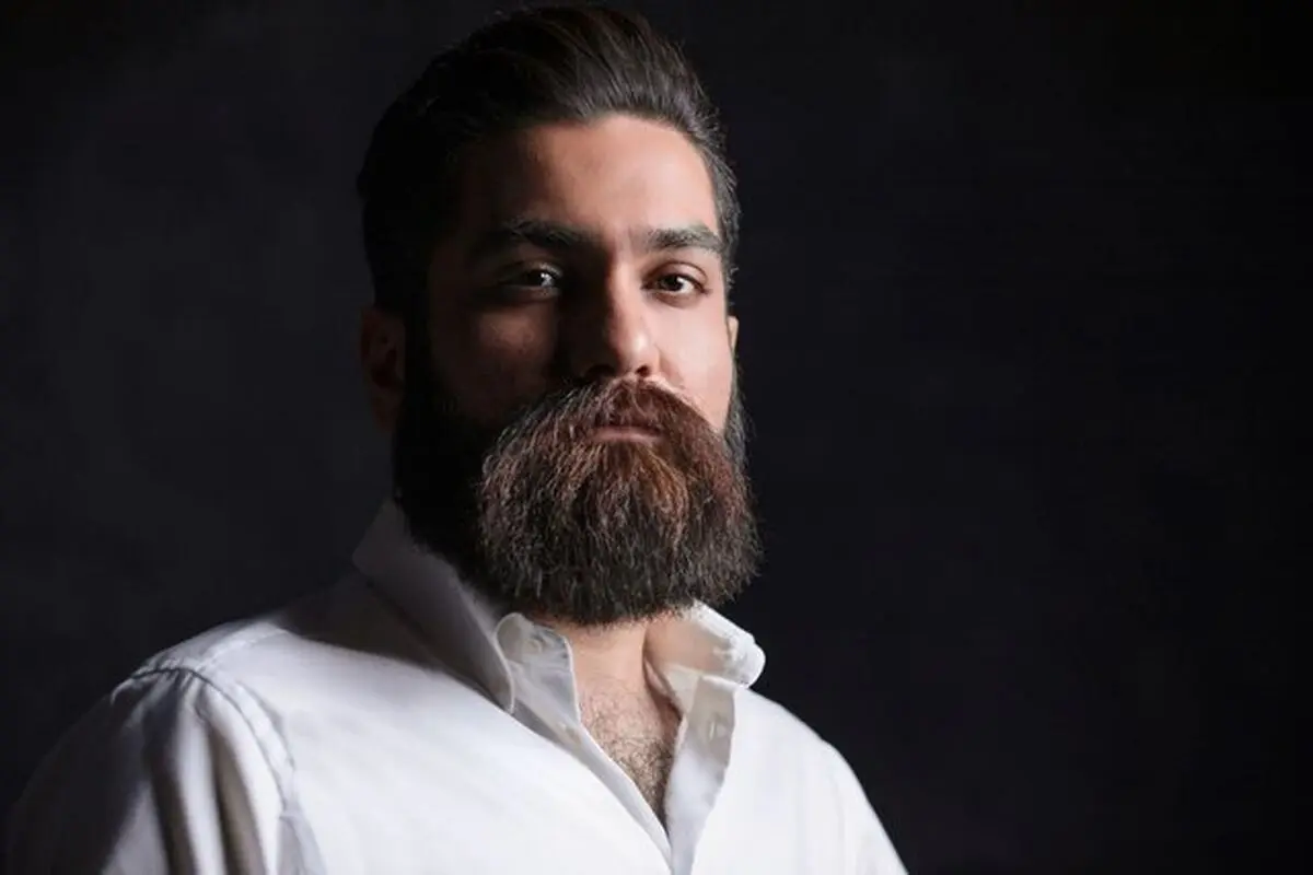 علی زندوکیلی روی خط راه آهن برای وطن خواند+ ویدئو
