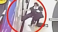 روزنامه اعتماد: اگر روایت رسمی از بیهوش شدن دختر دانش‌آموز در مترو بدون‌نقص است، چرا خبرنگار بازداشت می‌شود؟