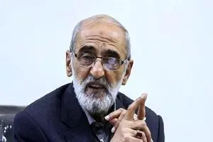 شریعتمداری موافقان مذاکره را احمق و خائن نامید