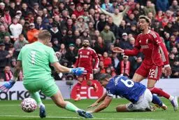 لیورپول 2-1 اورتون را شکست داد