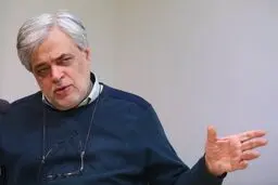 محمد مهاجری: معتقدم  به شعار نه شرقی و نه غربی در برهه‌هایی از تاریخ بعد از انقلاب بی‌توجهی شده است