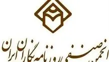 در بر همان پاشنه همیشگی می‌چرخد
