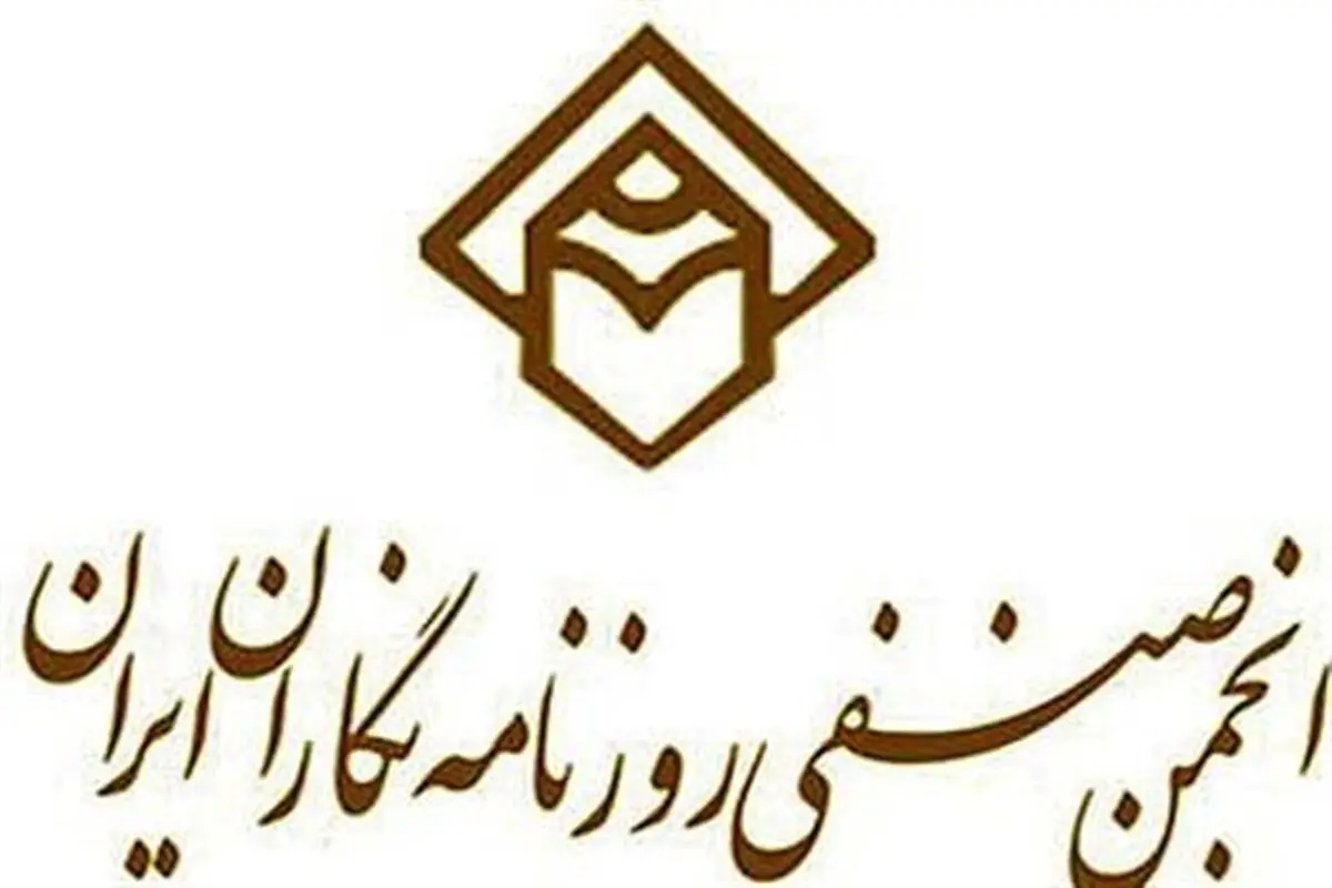 در بر همان پاشنه همیشگی می‌چرخد
