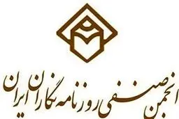 در بر همان پاشنه همیشگی می‌چرخد
