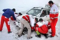 نجات ۱۵ خودرو گرفتار بهمن توسط پلیس