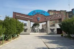 بنر نصب شده در دانشگاه آزاد: مراقب باش در کدام جبهه شلوارت پاره می‌شود/ عکس

