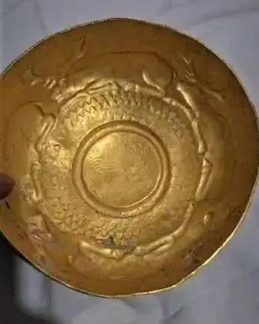 یک ادعا ۱۰۰ کیلوگرم طلا از دو قبر باستانی به سرقت برده شد