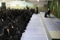 قائد الثورة الإسلامیة: علینا أن نجد طریقة لمشارکة النساء فی صنع القرار فی البلاد