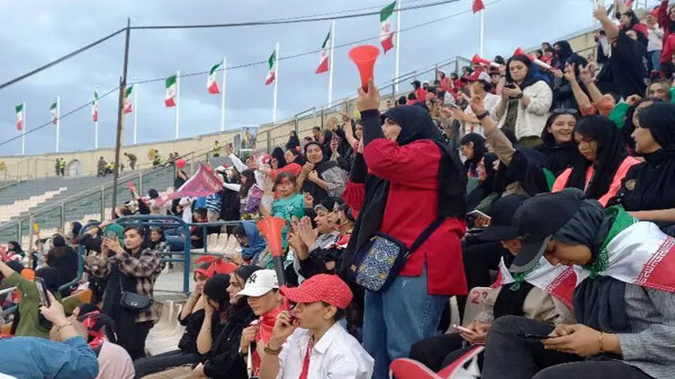 خوشحالی زنان حاضر در ورزشگاه آزادی بعد از گل نیمار به نساجی/ ویدئو

