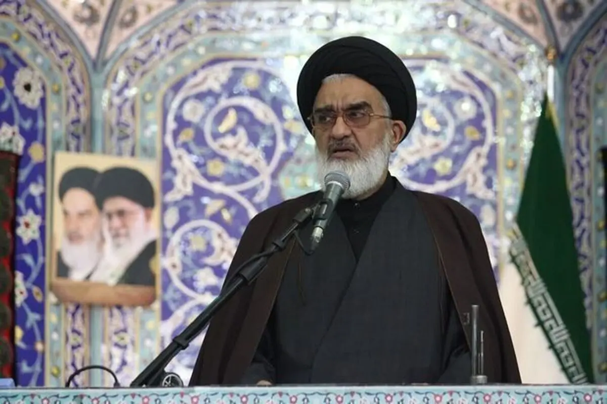 خطیب جمعه قم: هر تلفن همراه می تواند یک سنگر باشد