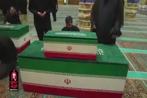 بوسه پدر زهرای ۱۴ ماهه بر تابوت دختر شهیدش در مسجد جمکران + ویدئو