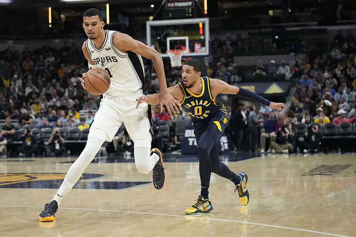 ویکتور ومبانیاما فوق ستاره NBA در معبد شائولین + عکس
