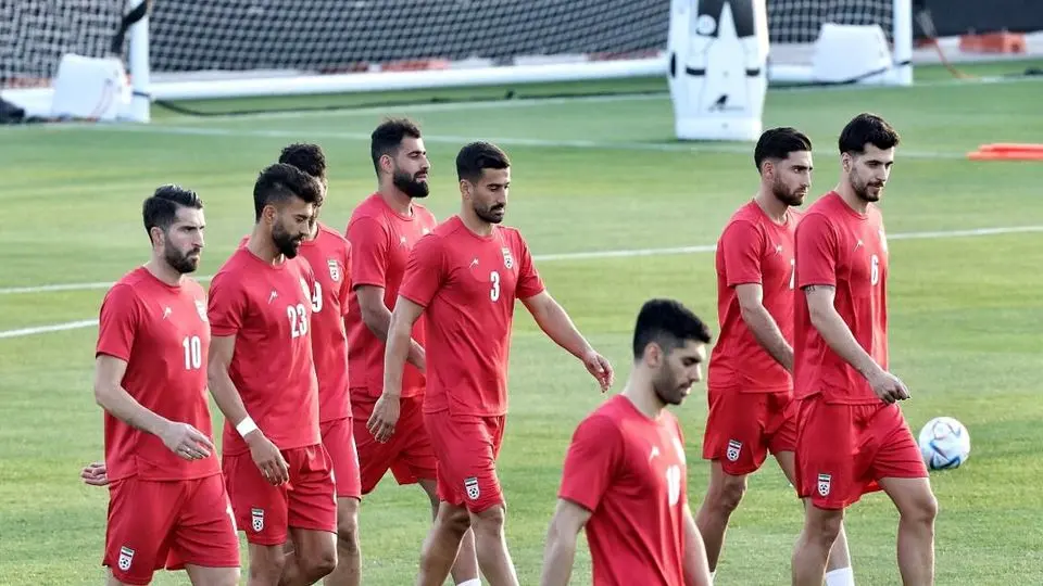 دیدار ایران مقابل انگلیس با لباس‌های قرمز 