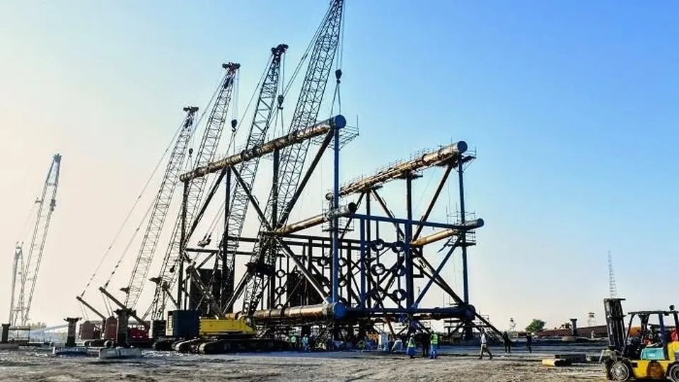 انجام عملیات Roll-Up جکت سکوی پروژه فرزاد ب در یارد خرمشهر