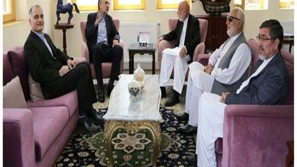 کرزاي والسفیر الایراني یبحثان تعزیز العلاقات بین طهران وکابول