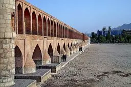 کشاورزان اصفهانی: انتقال آب زاینده‌رود به یزد قانونی نیست
