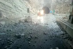 محور بندرعباس-حاجی‌آباد در پی ریزش تونل مسدود شد