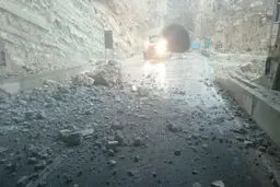 محور بندرعباس-حاجی‌آباد در پی ریزش تونل مسدود شد