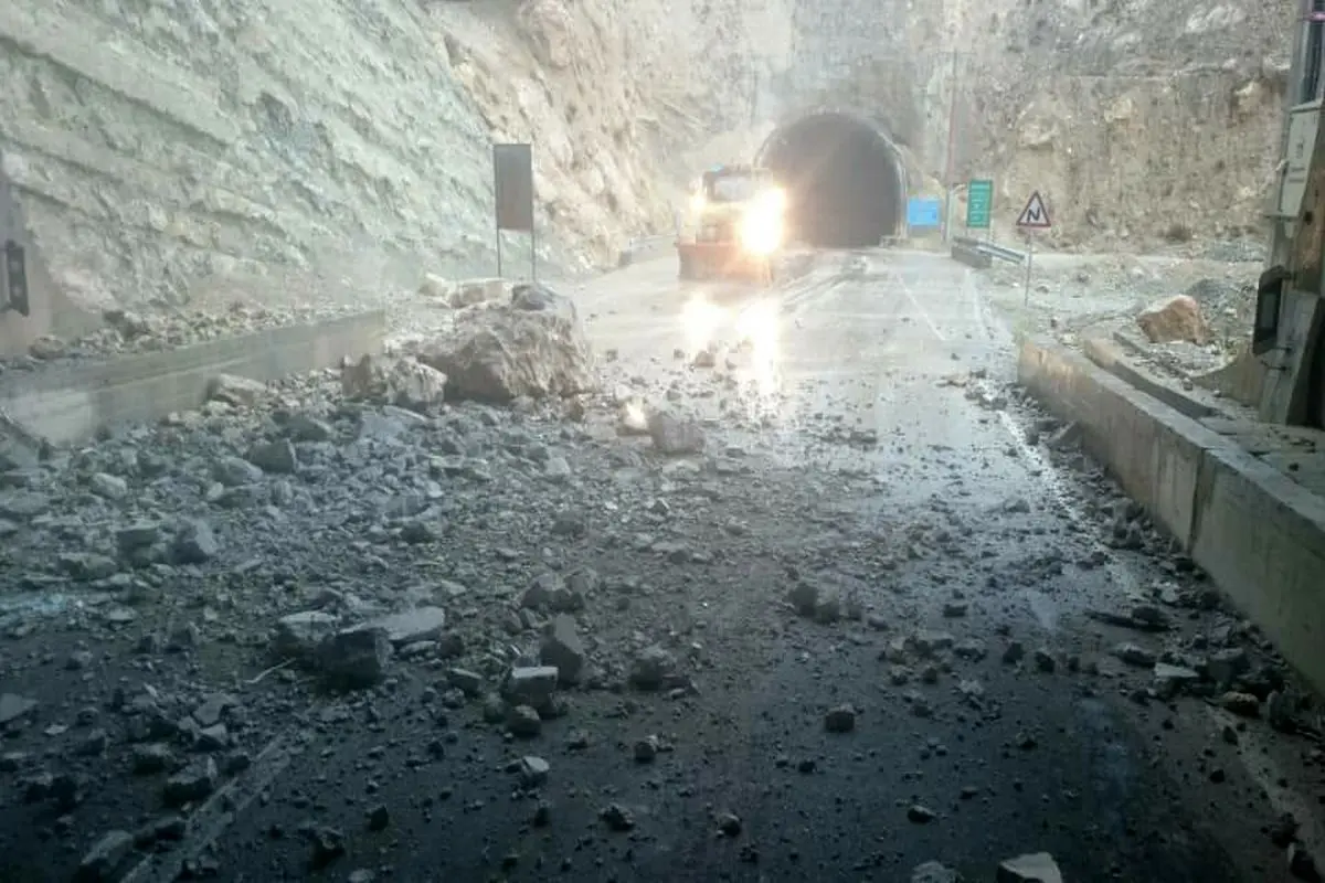 محور بندرعباس-حاجی‌آباد در پی ریزش تونل مسدود شد