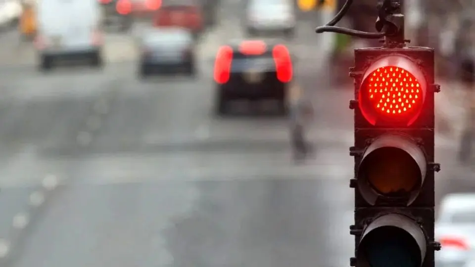 ثبت ۵ نمره منفی برای عبور خودروی شخصی از چراغ قرمز
