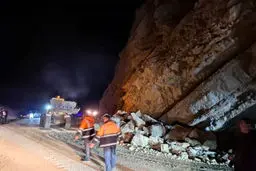 ریزش کوه در محور بلده ۲ فوتی برجای گذاشت
