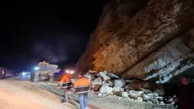 ریزش کوه در محور بلده ۲ فوتی برجای گذاشت
