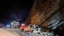 ریزش کوه در محور بلده ۲ فوتی برجای گذاشت
