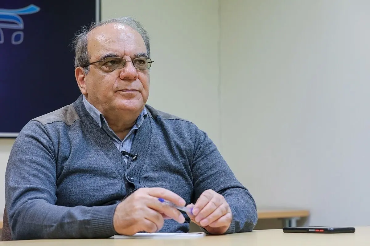 عباس عبدی: این که برخی افراد از وضع پوشش زنان ناراضی باشند، چیز عجیبی نیست 